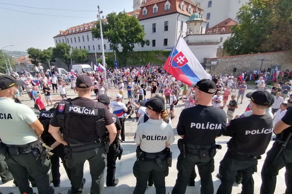 Protesty pred budovou parlamentu