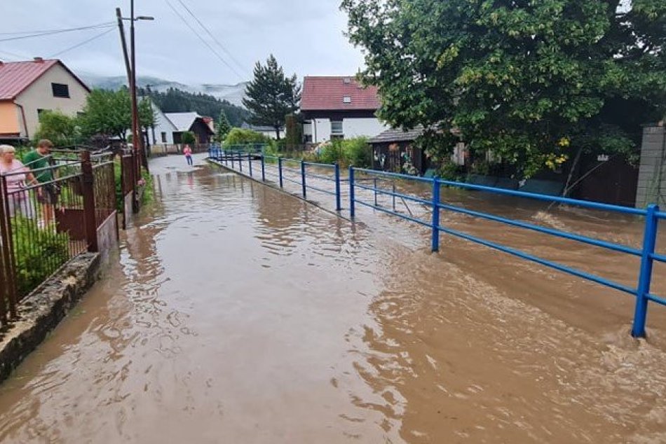 OBRAZOM: Zatopená Domaniža po veľkej prívalovej vlne