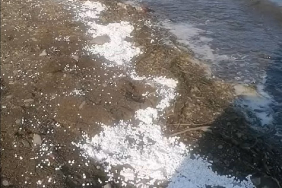 Biele polystyrénové guličky zaplavili Zemplínsku šíravu