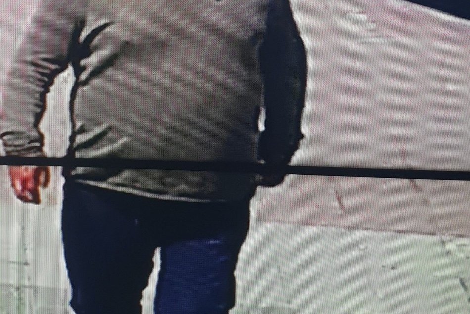 Spoznávate muža z fotografie? Podľa polície môže pomôcť objasniť trestný čin