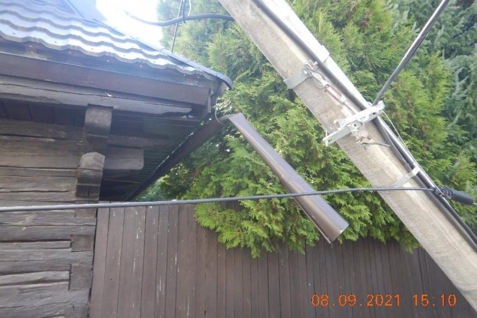 V OBRAZOCH: Kamión na Horehroní zacúval do elektrického stĺpa