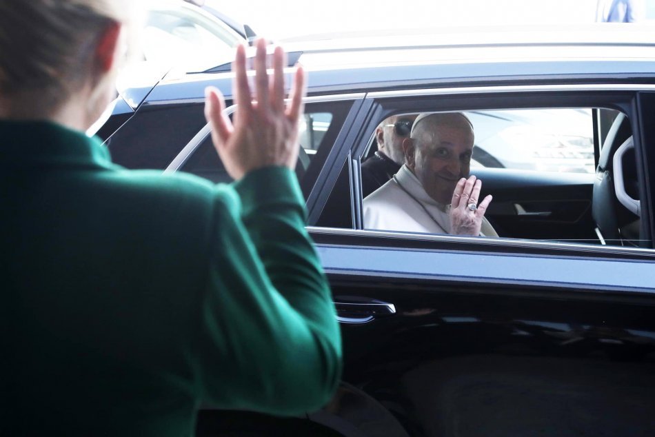 Čaputová s pápežom na letisku
