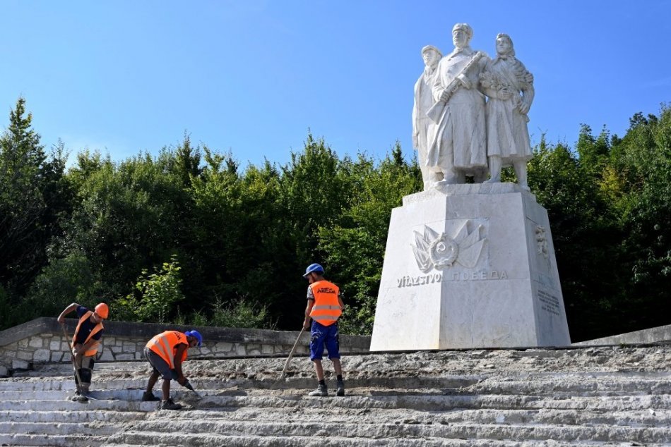 Oprava dlažby okolo pamätníka na Dargove