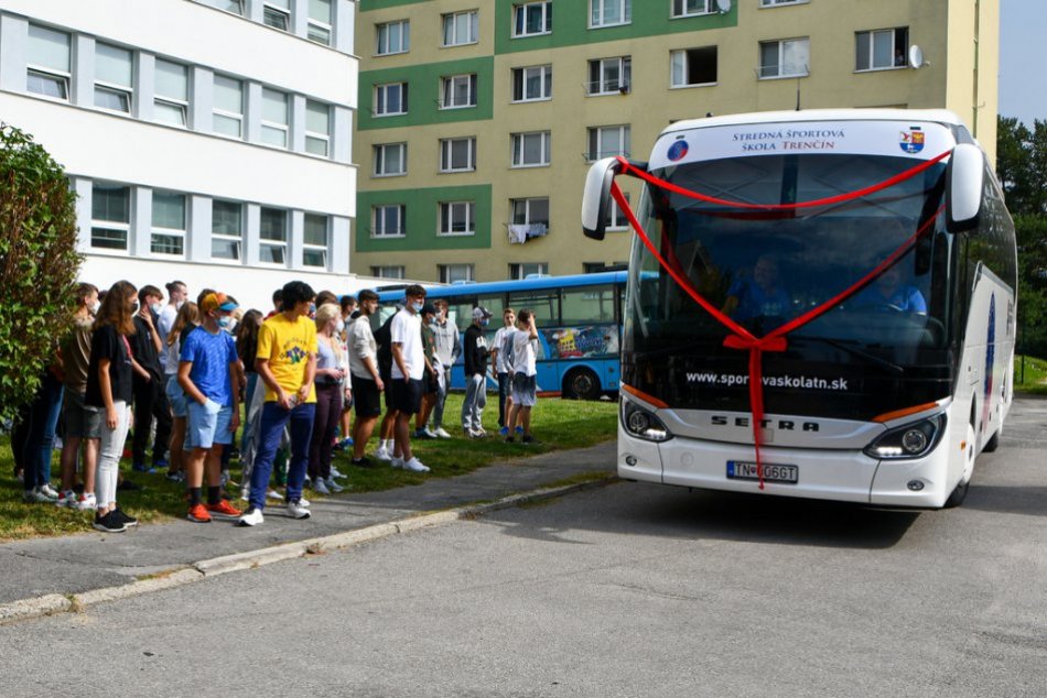 FOTO: Stredná športová škola v Trenčíne má k dispozícii nový autobus