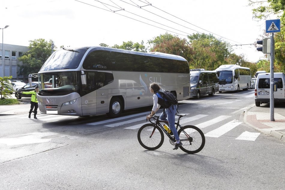 Viacero autobusov zablokovalo cestu pred Úradom vlády SR v Bratislave