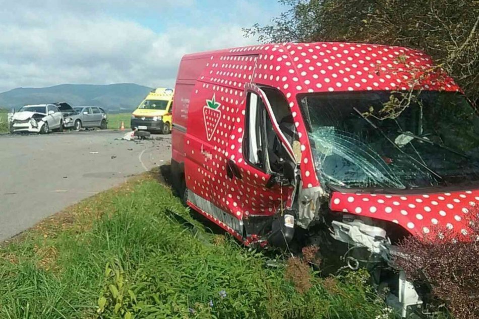 FOTO: Dopravná nehoda pri obci Pravenec, zrazili sa dve autá a dodávka