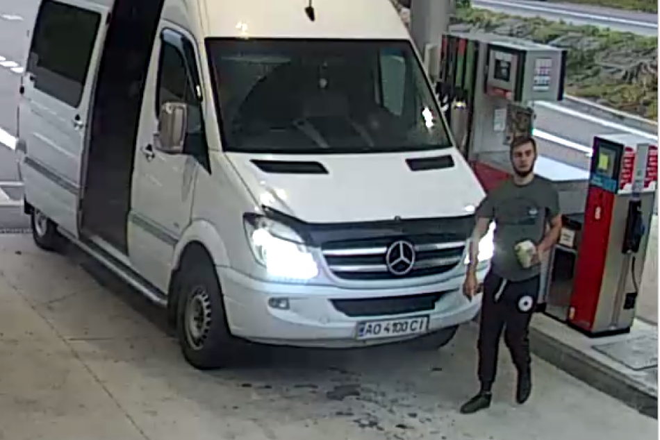 Spoznávate mužov na fotkách? Potrebuje ich vypočuť polícia