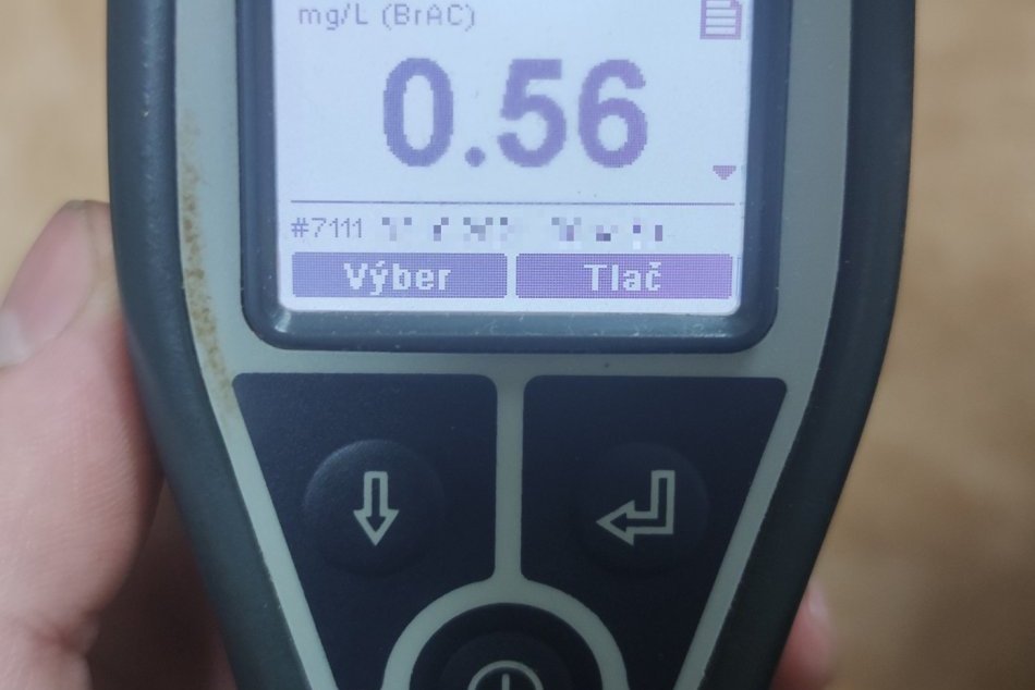 FOTO: Mladíci jazdili na elektrokolobežke pod parou