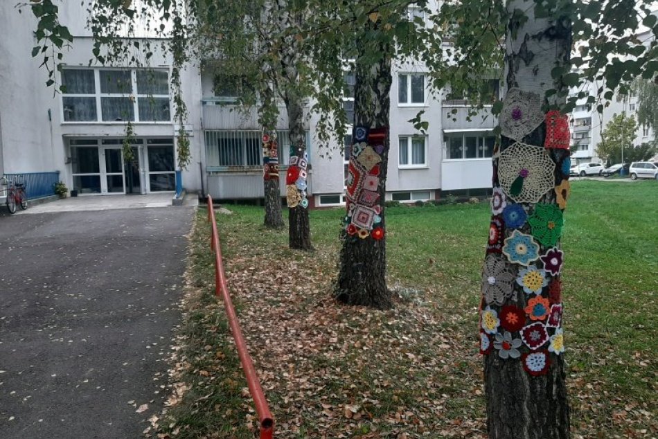Háčkované dečky na stromoch