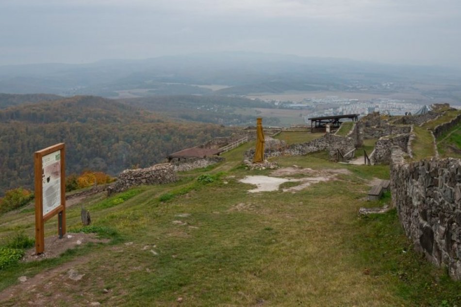 V OBRAZOCH: Pustý hrad má obnovený náučný chodník aj nové archeopieskovisko