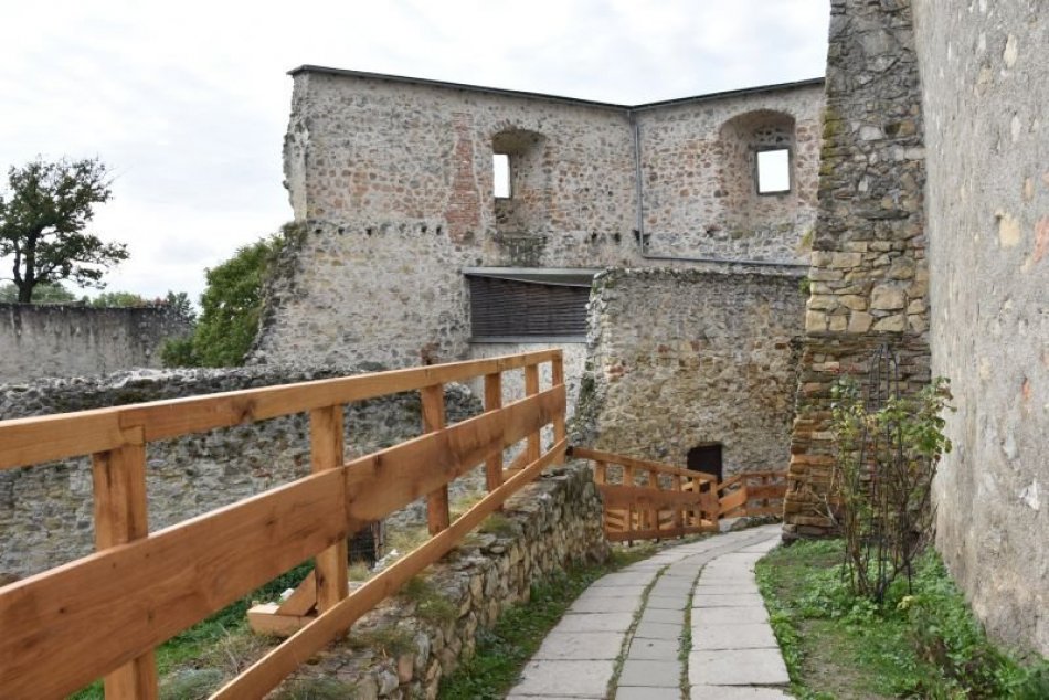 OBRAZOM: Na Trenčianskom hrade prebehli rekonštrukčné práce