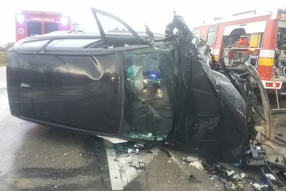 FOTO: Pri nehode medzi Trenčianskou Teplou a Trenčínom sa zranili traja ľudia