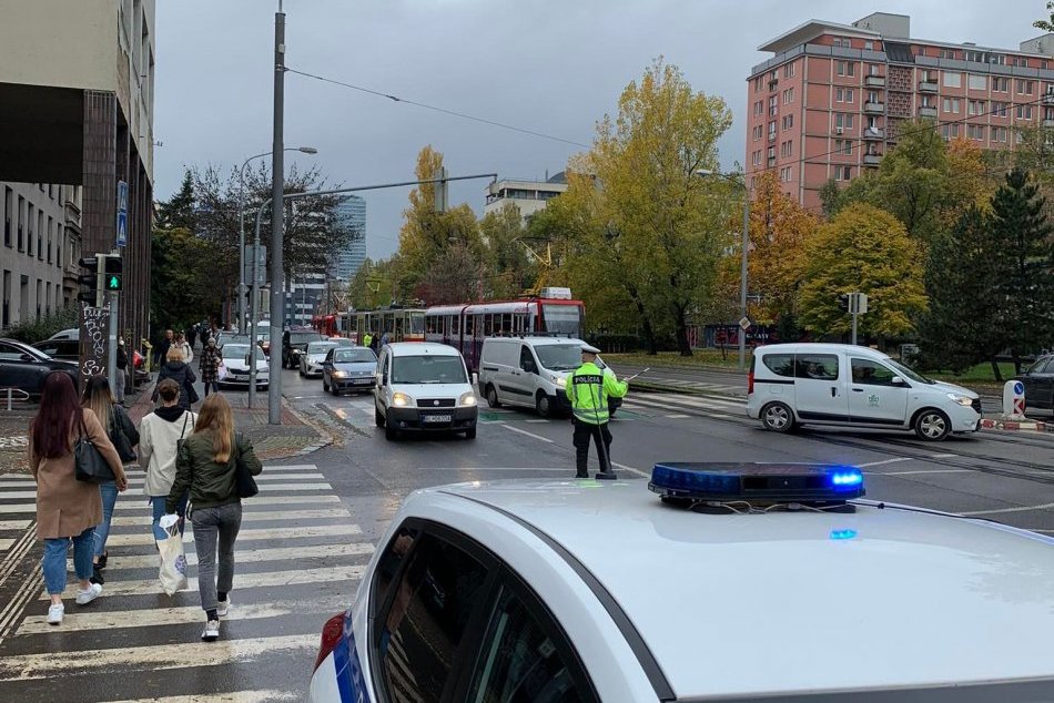 Dopravu na Račianskej ulici obmedzili, našiel sa podozrivý predmet