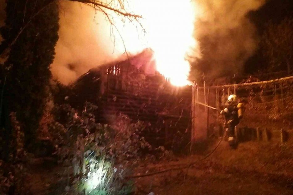 FOTO: V Handlovej horela záhradná chatka, príčinu požiaru vyšetrujú