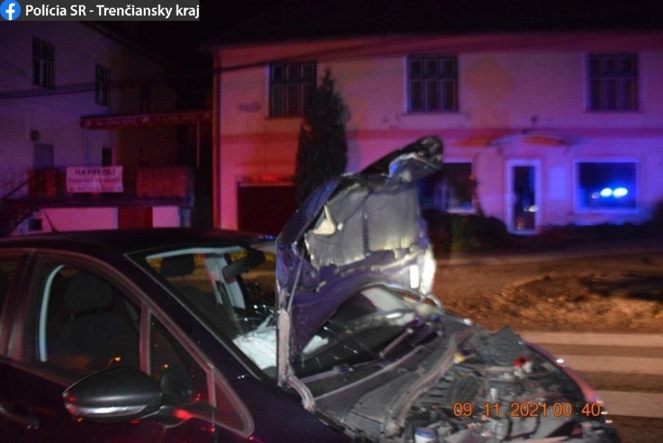 FOTO: Vodič narazil vo Valaskej Belej do služobného auta polície