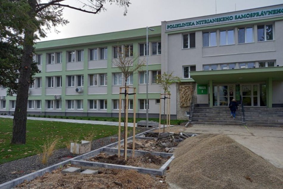 Práce pred poliklinikou v Šali