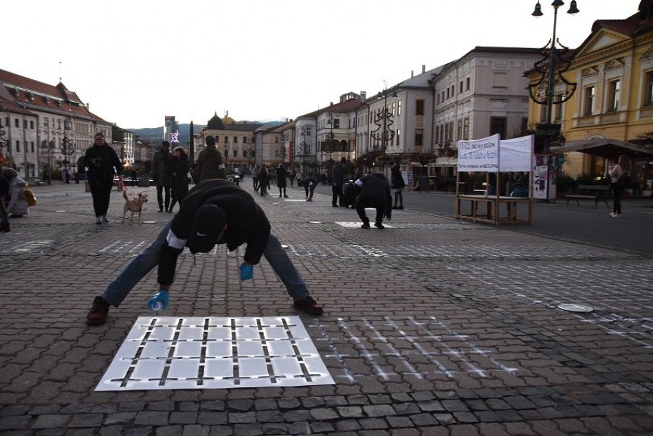 FOTO: Na Námestí SNP pribudli tisíce bielych krížov pre obete COVID-19