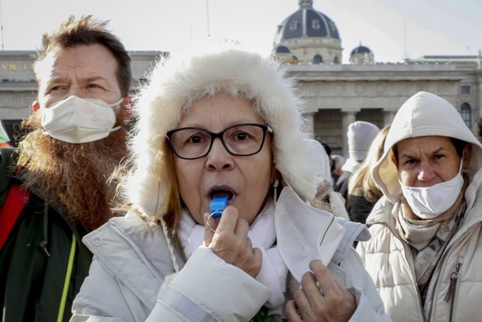 FOTO: Vo Viedni protestovali proti opatreniam desaťtisíce ľudí