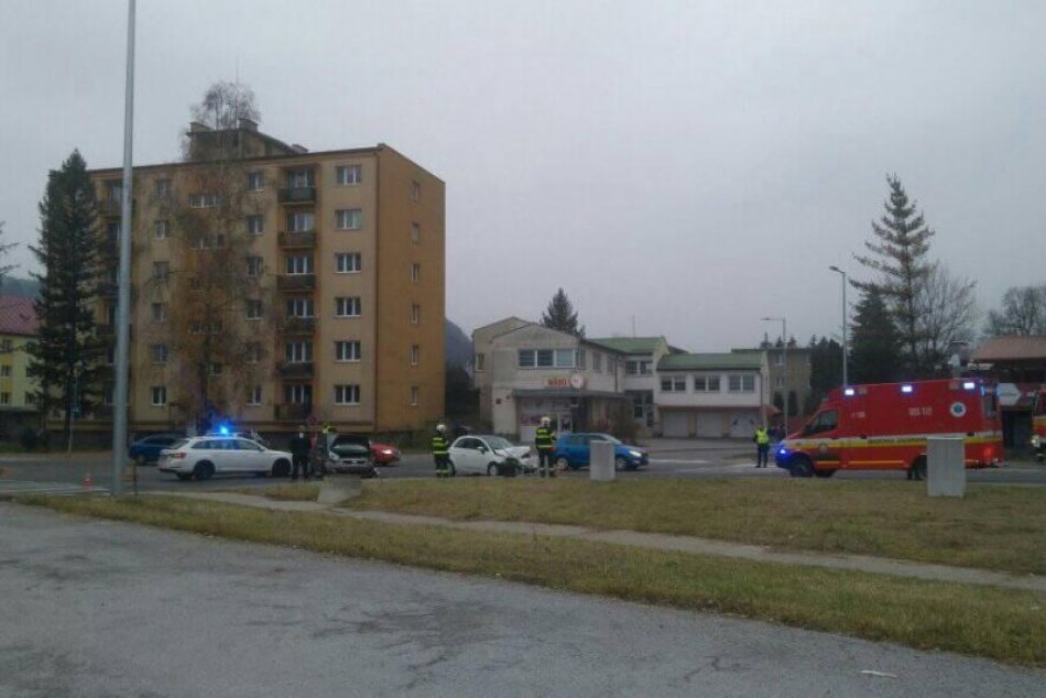 V OBRAZOCH: Nehoda 3 áut na Uhlisku