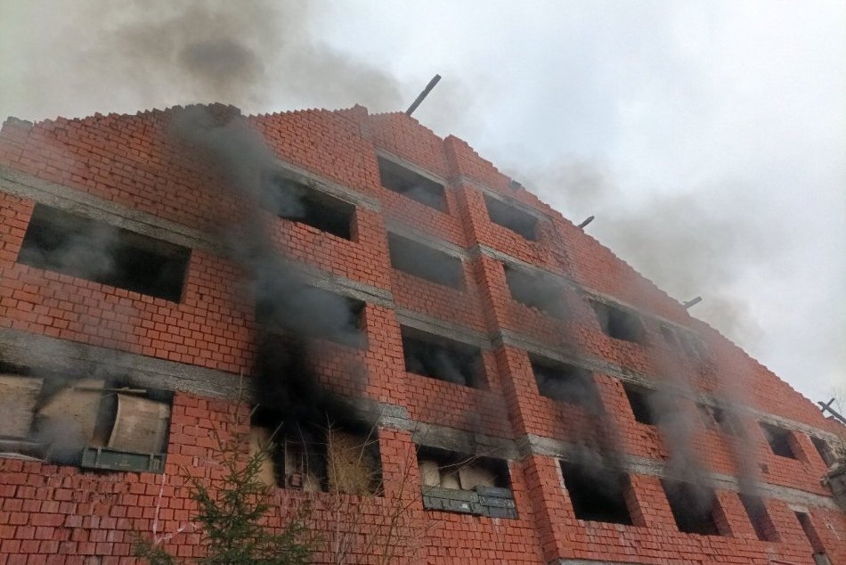 FOTO: Hasiči si vo Vyšehradnom precvičili likvidáciu požiaru výškovej budovy