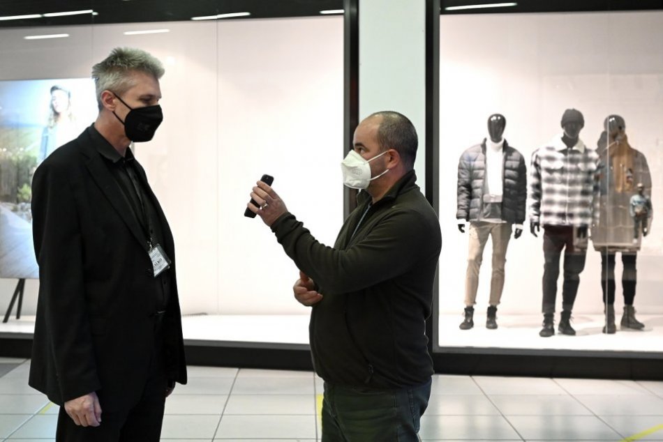 FOTO: Kontroly potvrdení v nákupnom centre v Trenčíne