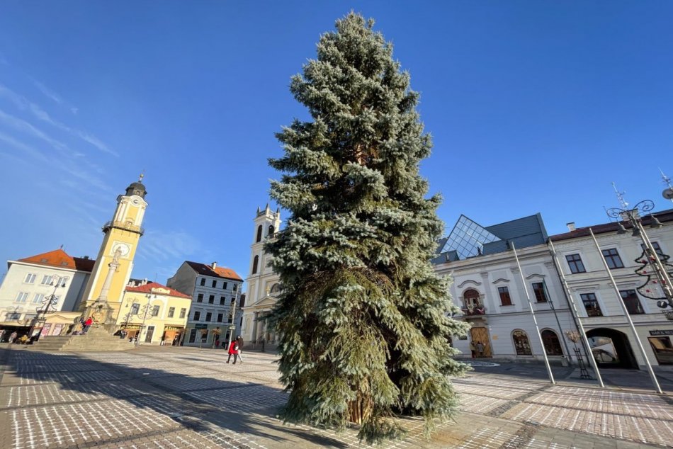 V OBRAZOCH: Vianočná výzdoba v uliciach Banskej Bystrice