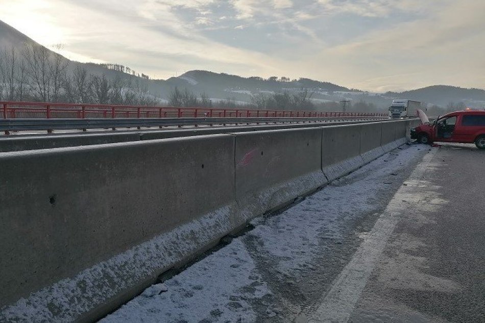 FOTO: Poľadovica na diaľnici pri Považskej Bystrici spôsobila problémy