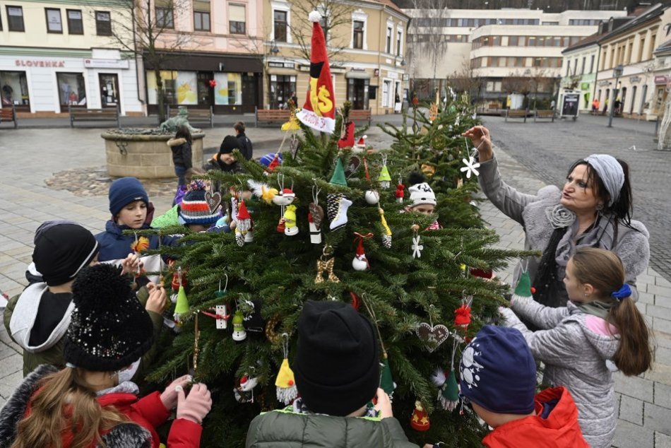 FOTO: Deti zo škôl ozdobili 11 vianočných stromčekov v centre Trenčína