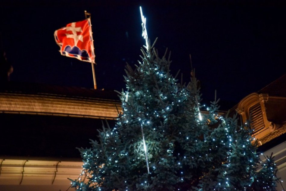 FOTO: Prezidentka SR Zuzana Čaputová rozsvietila vianočný stromček