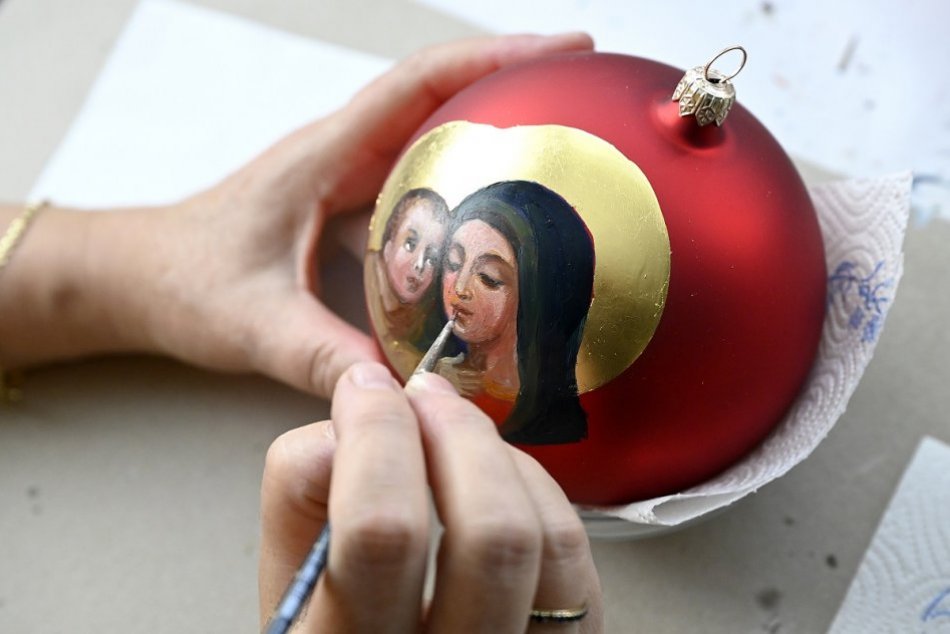 FOTO: Výtvarníčka Alena Teicherová píše na vianočné gule nádherné ikony