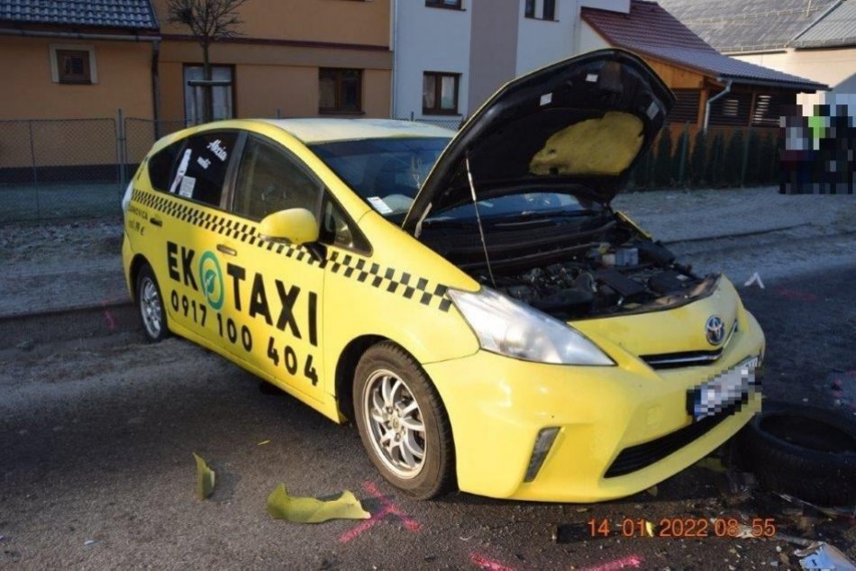 FOTO: Pri zrážke v Žarnovici sa zranili vodiči oboch áut