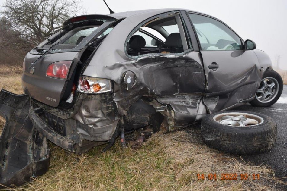OBRAZ: Vážna nehoda, vodič si to odniesol dvakrát