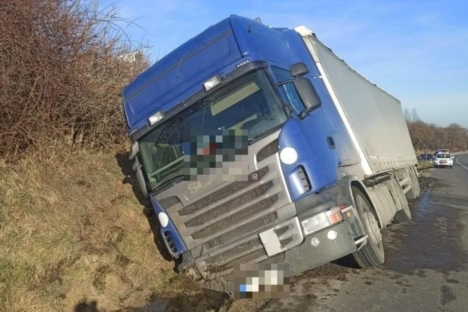 FOTO: Opitý kamionista spôsobil nehodu v Nitrianskych Sučanoch
