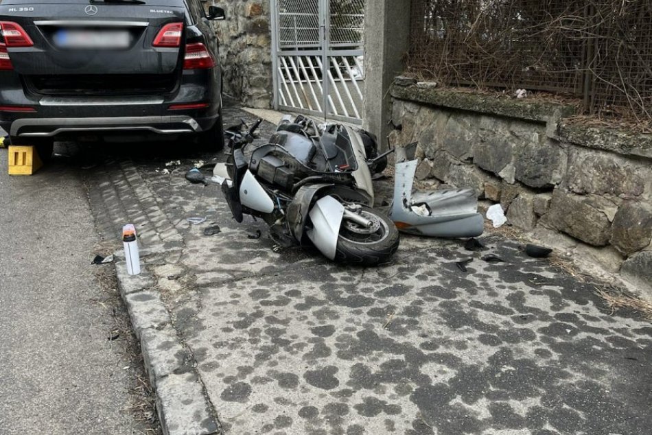 Nehoda motocykla s autom na Podkolibskej ulici