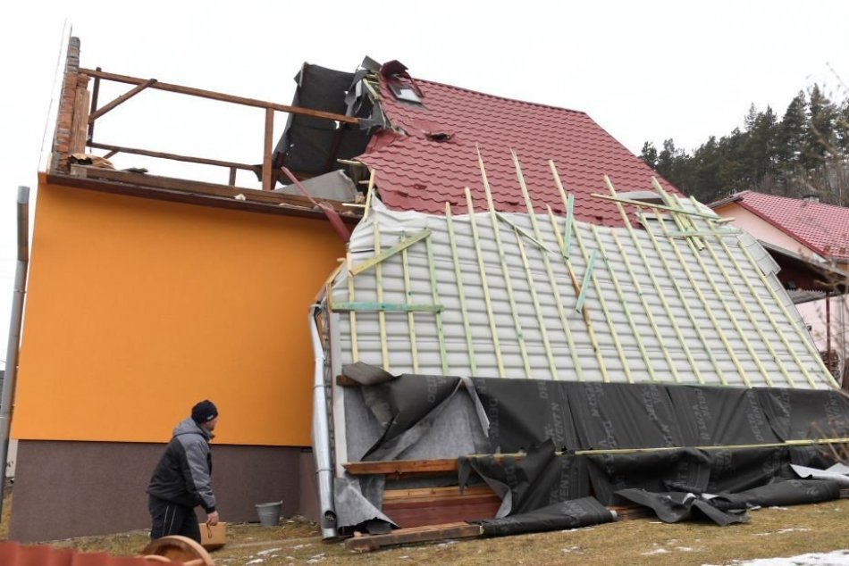 Poškodené domy v Helcmanovciach