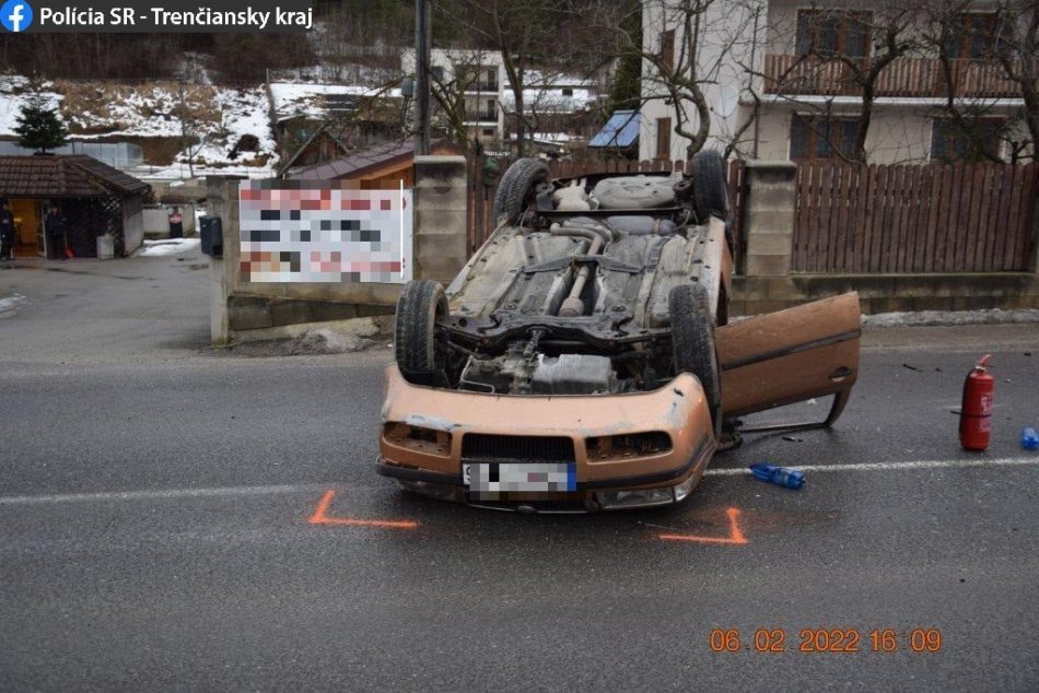 FOTO: Nehoda vo Sverepci, opitý vodič prevrátil automobil na strechu