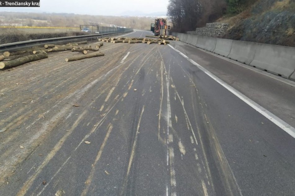 FOTO: Diaľnica D1 pri Trenčíne je uzavretá, na cestu sa vysypalo drevo