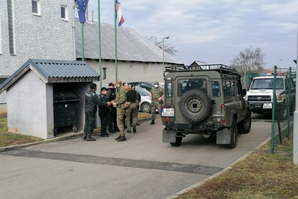 Vojaci prišli posilniť hliadky polície na hraničnom priechode pre peších