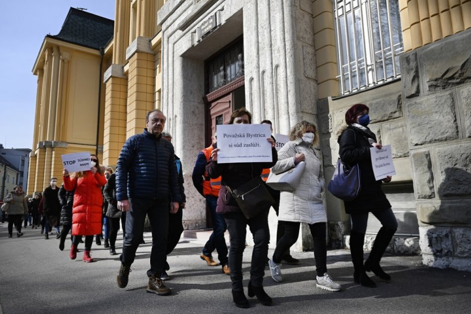 FOTO: Protest proti reforme súdnej mapy v Trenčíne