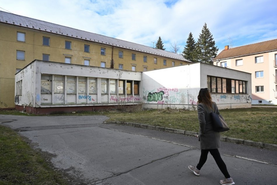 FOTO: Pustnúcu bývalú polikliniku v Prievidzi chce investor prebudovať na byty