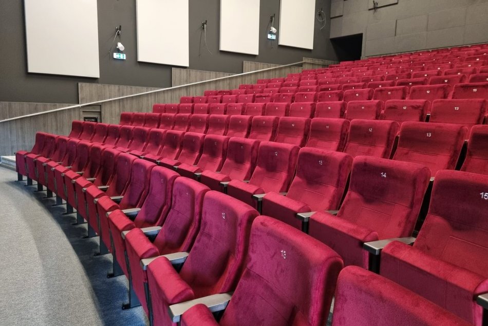 OBRAZOM: V kinosále osadili moderné sedadlá