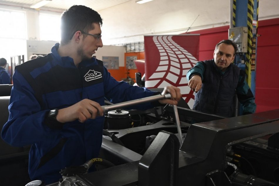 FOTO: Žiaci považskobystrickej SOŠ sa podieľali na konštrukcii Tatry