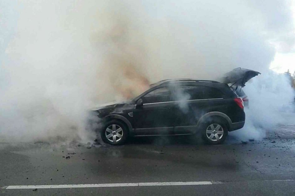 FOTO: V Prievidzi na Vansovej ulici horelo osobné auto