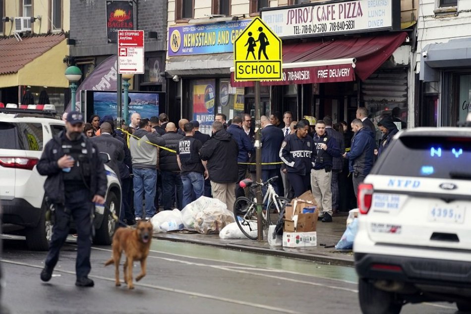 FOTO z miesta: Po streľbe v newyorskom metre hlásia niekoľko zranených