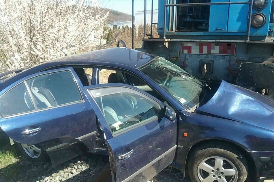 FOTO: Po zrážke s vlakom v Horovciach zostala vodička zakliesnená v automobile