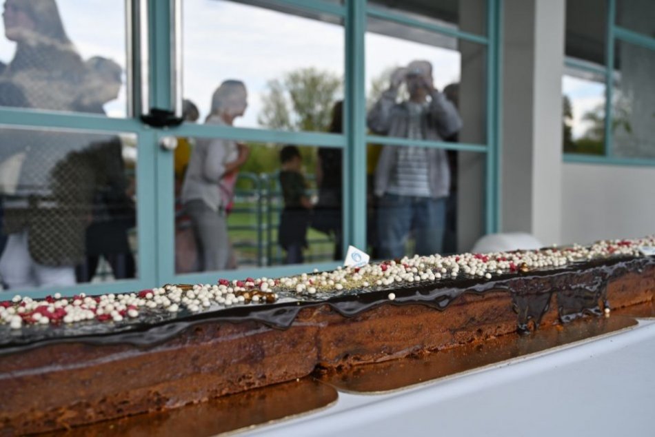 OBRAZOM: V Piešťanoch krájali tortu dlhú viac ako 118 metrov