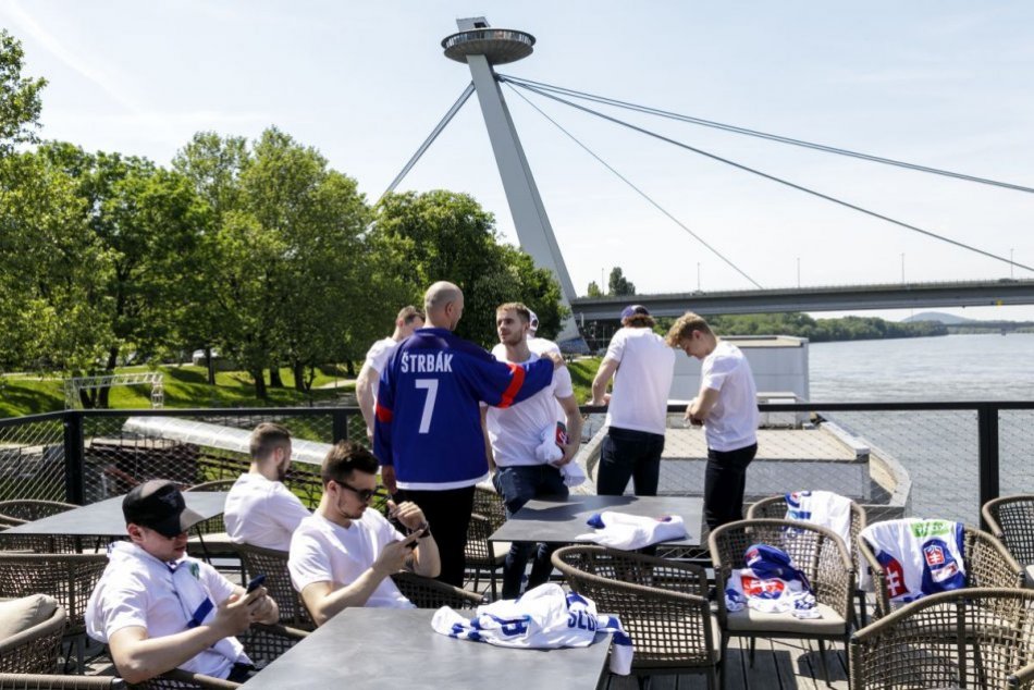 Hokejovú reprezentáciu vyprevadili do Fínska majstri sveta z Göteborgu