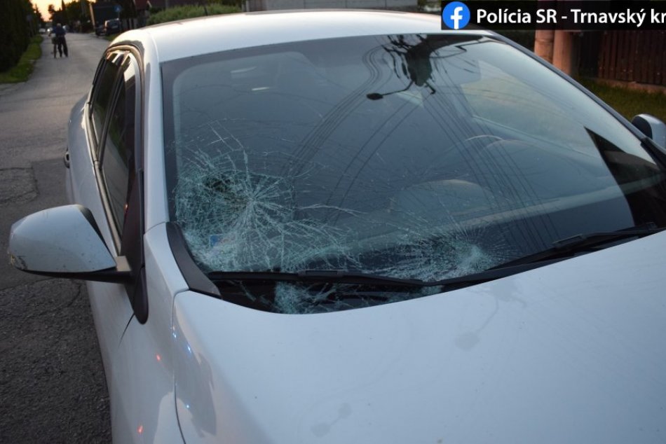 FOTO: Kolobežkár zahynul po zrážke s autom