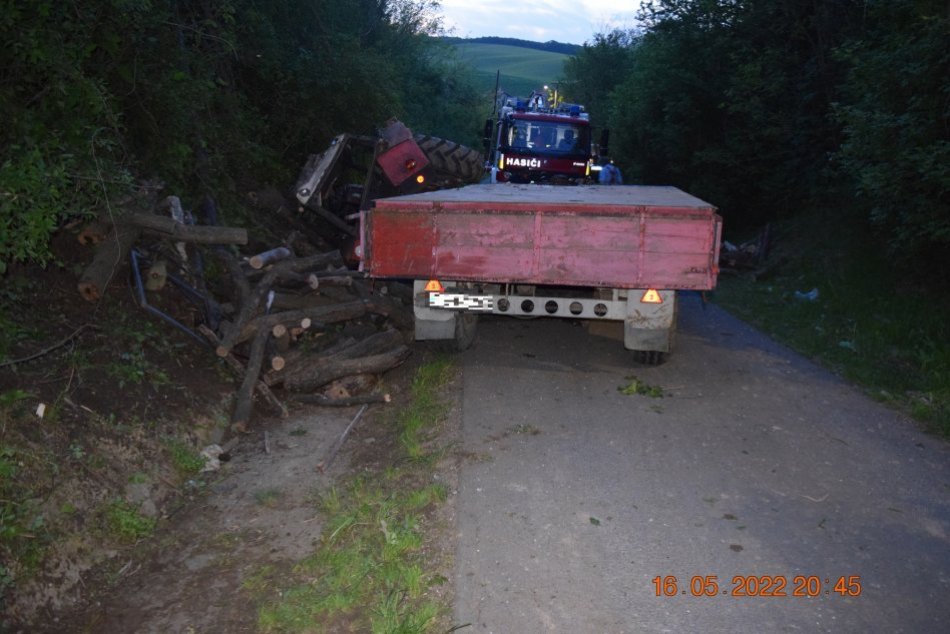 V OBRAZOCH: Traktorista neprežil pritlačenie traktorom