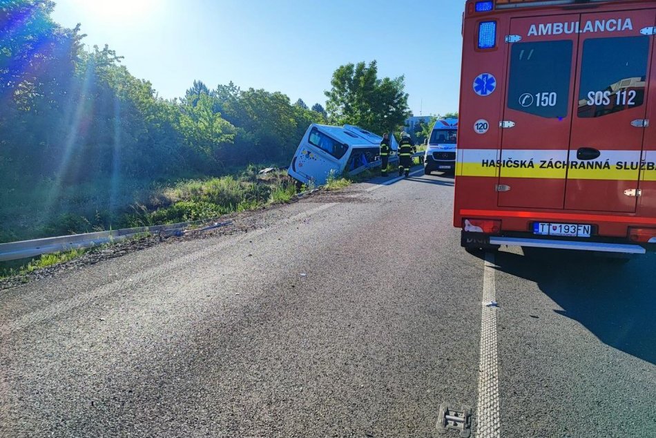 Pri zrážke autobusu s kamiónom sa zranilo množstvo ľudí